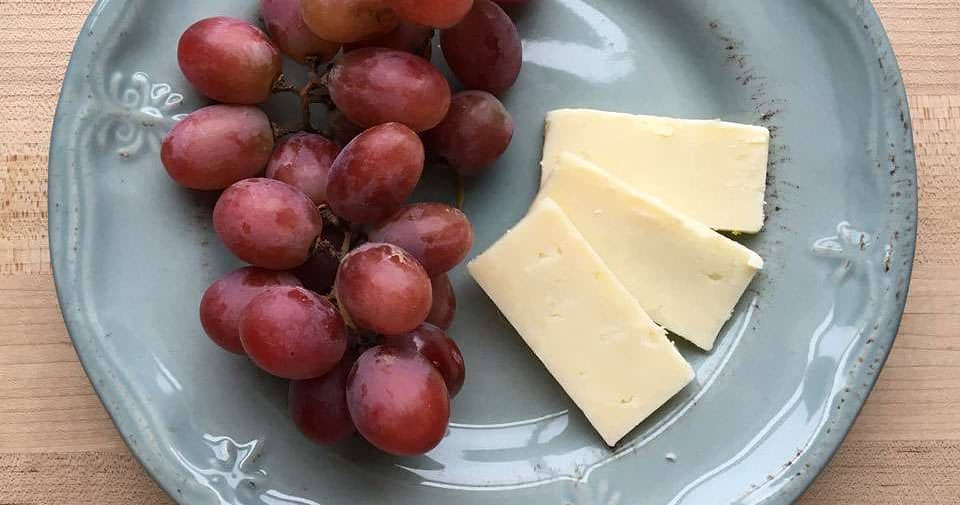SNACK-Cranberry Almond Crisps w/Sharp Cheddar & Sweet Grapes